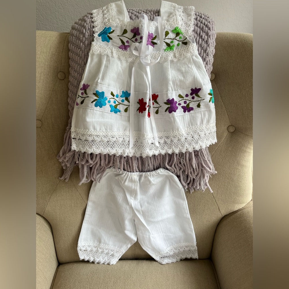 Little girl’s two piece embroidered Capri set